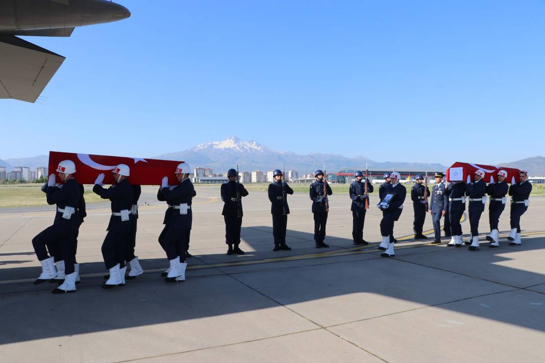 Uçak kazasında şehit olan 2 albay için komutanlıkta tören 31